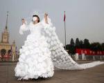 لباس عروسی از ماسک آلودگی هوا(عکس)