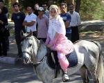 دختر کردی که با اسب سفید به استقبال روحانی رفت/ عکس