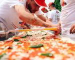 طولانی‌ترین پیتزا جهان پخته شد / تصاویر
