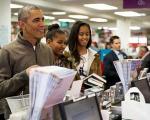 باراک اوباما و دخترانش در حال خرید کتاب/ خانواده اوباما چه کتاب‌هایی خریدند؟