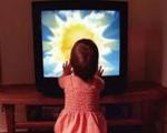 آثار مخرب تماشای تلویزیون بر کودکان ناشی از عادت والدین است