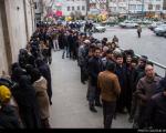 گزارش نیویورک تایمز از صف های طویل دریافت سبد کالا: مردم ایران بیشتر ترجیح می دهند یارانه پولی بگیرند