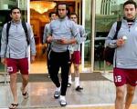 علی کریمی پیراهن خود را به فرزندان ناصر محمدخانی در قطر هدیه داد ؛ عکس