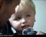 کودک 17 ماهه ای که برای اولین بار چشمانش را باز کرد