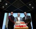 عکس مرتضی احمدی و کیک تولد ۸۸ سالگی‌اش