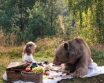 (تصاویر) پیک‌نیک‌ مادر، دختر و خرس غول‌پیکر!