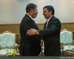 استقبال محمد مرسی از احمدی‌ نژاد در مصر
