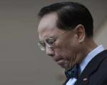 رئیس اجرایی هنگ‌كنگ با گریه از مردم عذرخواهی کرد
