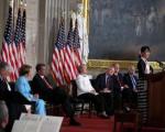 اعطای مدال کنگره آمریکا به رهبر دموکراسی خواهان برمه ( +عکس)
