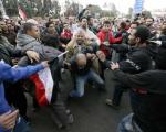 جنگ خیابانی در مصر؛/ چماق بدستان مرسی خیابان ها را پاکسازی می کنند