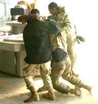 حمل یک سرباز مجروح از محل انفجار
