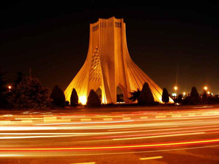 نماد قدیمی تهران در حال فروریختن است!
