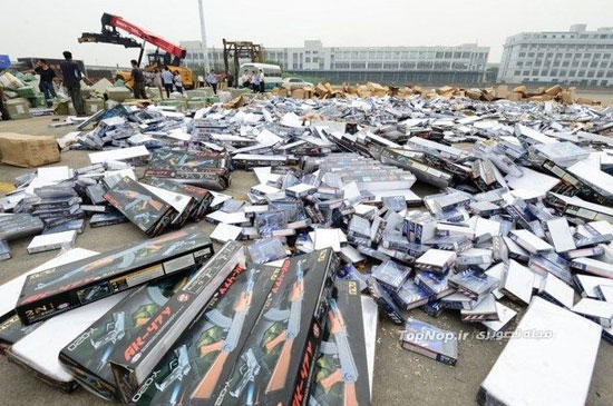 نابودی هزاران اسباب بازی در چین +عکس
