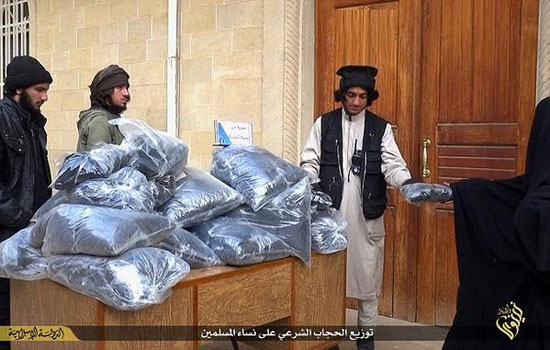 افتتاح کارخانه چادر سیاه داعش +عکس