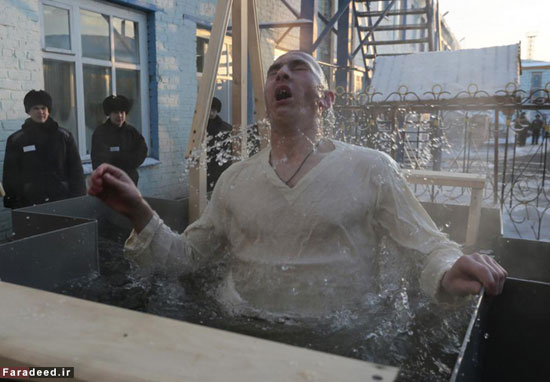 (تصاویر) غسل تعمید میان آب و یخ
