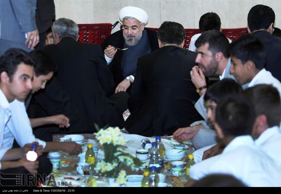 عکس: حضور روحانی در افطاری ایتام
