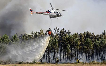 هلی کوپتر آب پاش برای مقابله با آتش سوزی جنگل در شمال غربی اسپانیا 