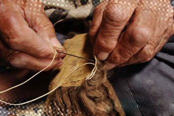 صنایع دستی, دوختن پوستین, نساجی سنتی