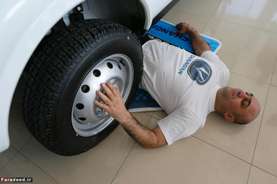 (تصاویر) رکوردشکنی با خوابیدن زیر چرخ ماشین!