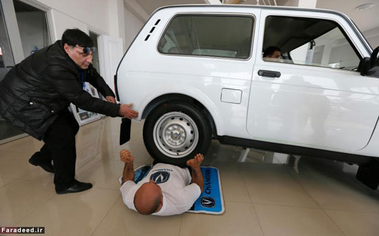 (تصاویر) رکوردشکنی با خوابیدن زیر چرخ ماشین!