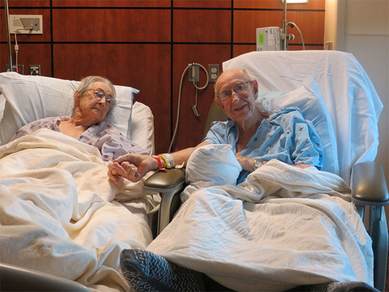 بیمارستانی در جرجیا، به بستری شدن یک زوج با ۶۸ سال زندگی مشترک، در کنار هم رضایت داد!