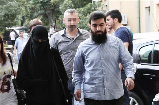 فرمانده داعشی در کنار همسرش +عکس