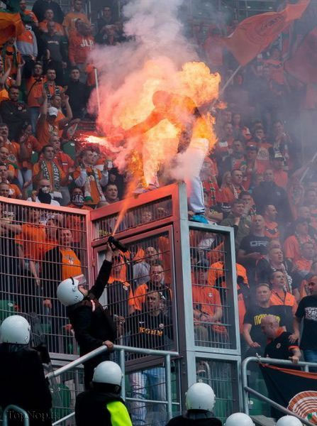 پلیس هوادار فوتبال را به آتش کشید! +عکس