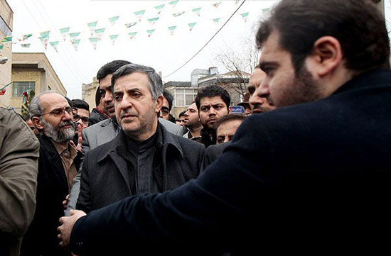 (تصاویر) مشایی در مراسم تشییع مادر احمدی‌نژاد