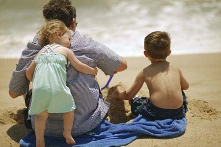 محبت فرزند به پدرش در ساحل کالیفرنیا، آمریکا