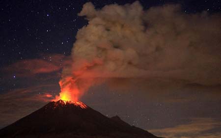 فعالیت یک کوه آتشفشان در مکزیک