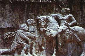 والریانوس امپراتور روم كه در جنگ به اسارت ارتش ایران درآمده بود در برابر او به زانو در آمده و التماس می كند