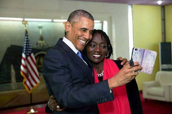 عکس سلفی اوباما با خواهر آفریقایی‌ اش