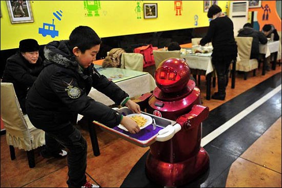 رستورانی در چین که توسط ربات‌ها اداره می شود