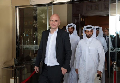 رئیس فیفا به قطر رفت +عکس