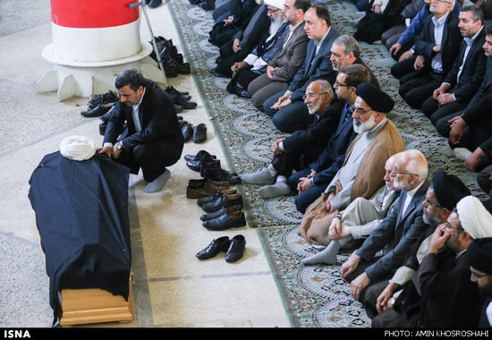 عکس: احمدی‌ نژاد در کنار پیکر آیت‌ الله خزعلی
