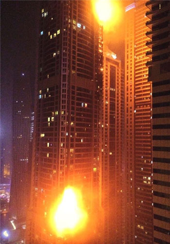 آتش‌سوزی مهیب در آسمان خراشی در دبی+عکس