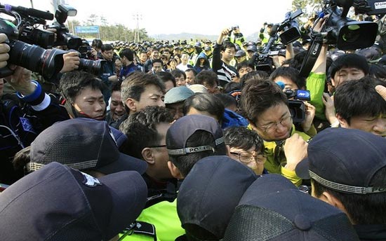 گریه برای دانش آموزان غرق شده کره جنوبی (عکس)