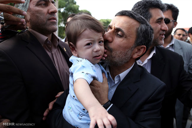 عکس: تلاش احمدی نژاد برای آرام کردن کودک