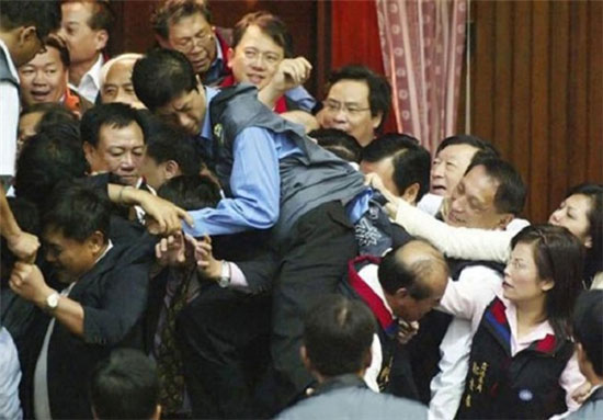 وقتی پارلمان تبدیل به رینگ می شود! +عکس