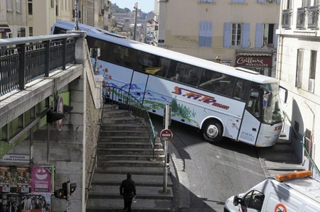 گیر افتادن یک اتوبوس توریستی در یکی از محله‌های شهر مارسی _ فرانسه 