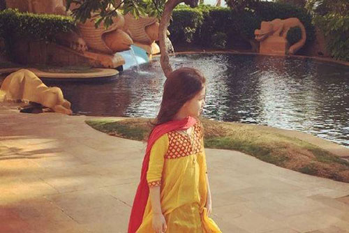 عکس: دختر بنیامین با لباس هندی