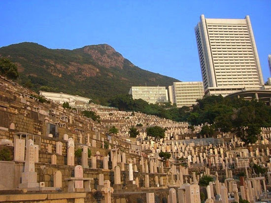 نمای جالب قبرستان مسیحیان در هنگ کنگ +عکس
