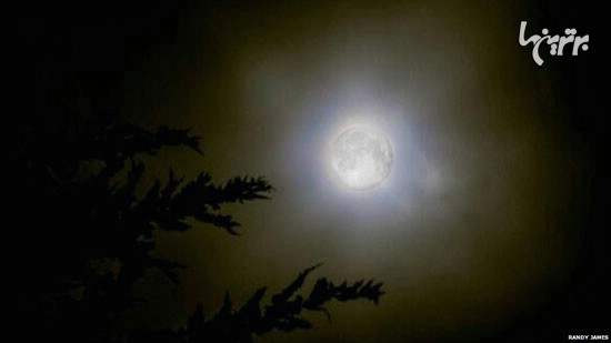 ماه افروخته در آسمان جهان