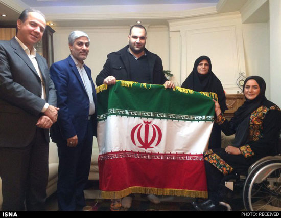 پرچم کاروان ایران به زهرا نعمتی اهدا شد