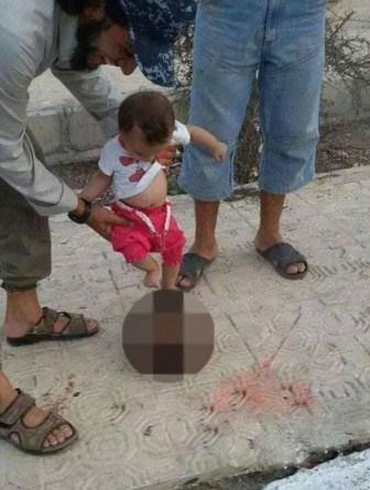 عکس: بازی نوزاد داعشی با سر بریده!