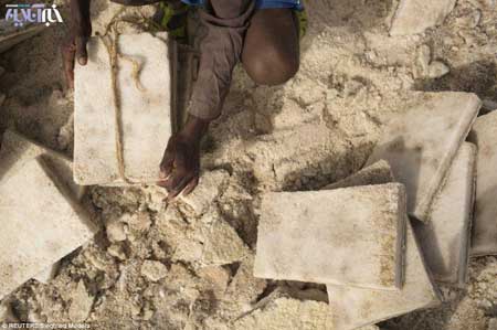 تصاویری از تجارت باستانی نمک در بی رحم ترین سرزمین دنیا
