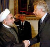دو ویلپن (سمت راست عکس) و حسن روحانی - پاریس، 15 ژانویه 2004 