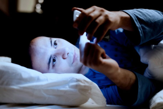 آیا قابلیت Night Shift در آیفون باعث بهبود خواب می‌شود؟