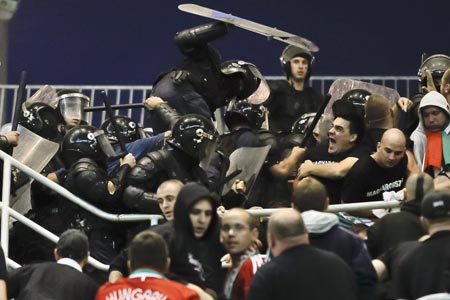 بخارست رومانی و در گیری پلیس و تماشاگران فوتبال