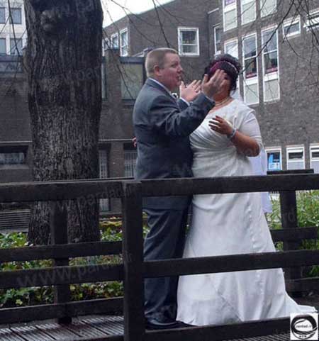 اقدام عجیب یک عکاس حرفه ای در مراسم ازدواج این زوج جوان